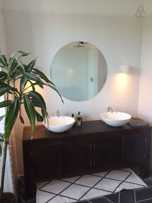 Brighton Airbnb @minkaguides bathroom