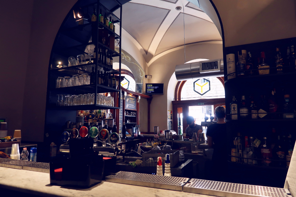 Review The Yellow Hostel Rome @minkaguides Yellow Bar back