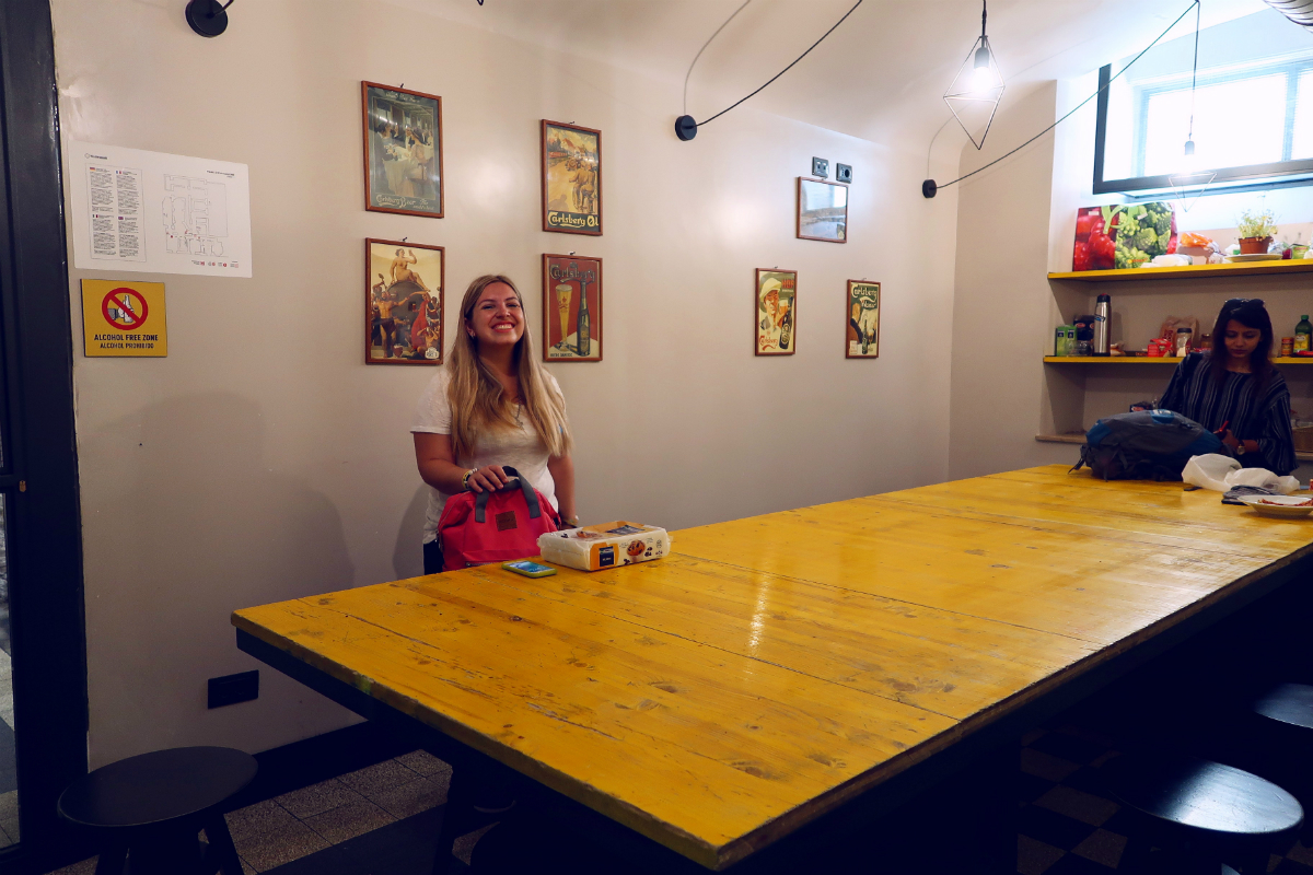 Review The Yellow Hostel Rome @minkaguides kitchen table